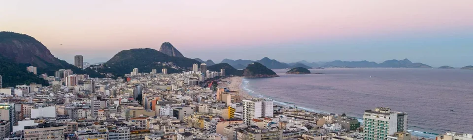 Panorama da Praia de Copacabana, com o mar e os edifícios do bairro